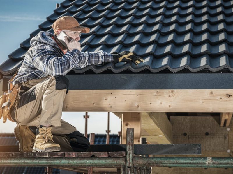 roof-construction-worker-making-phone-call-while-staying-on-scaffolding-1024x700-1.jpg
